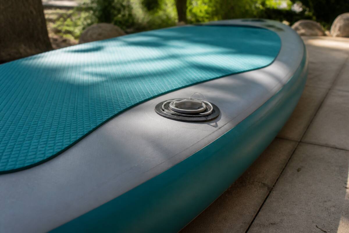 Supboard dat in de schaduw droogt na het varen